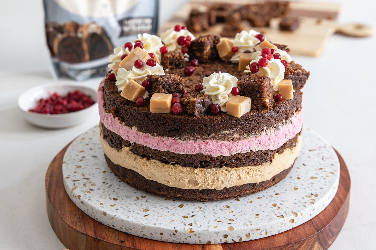 Mehevä puolukka-kinuskikakku