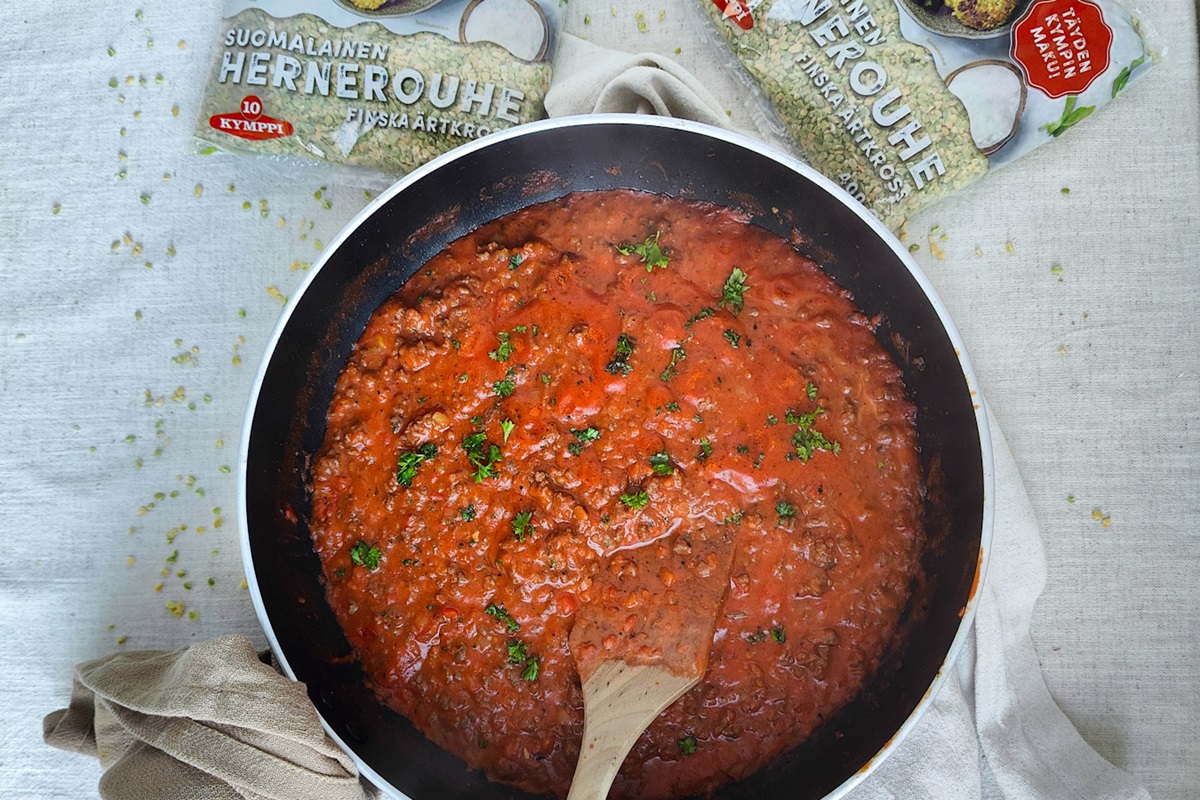 Tomaattinen jauhelihakastike hernerouheella