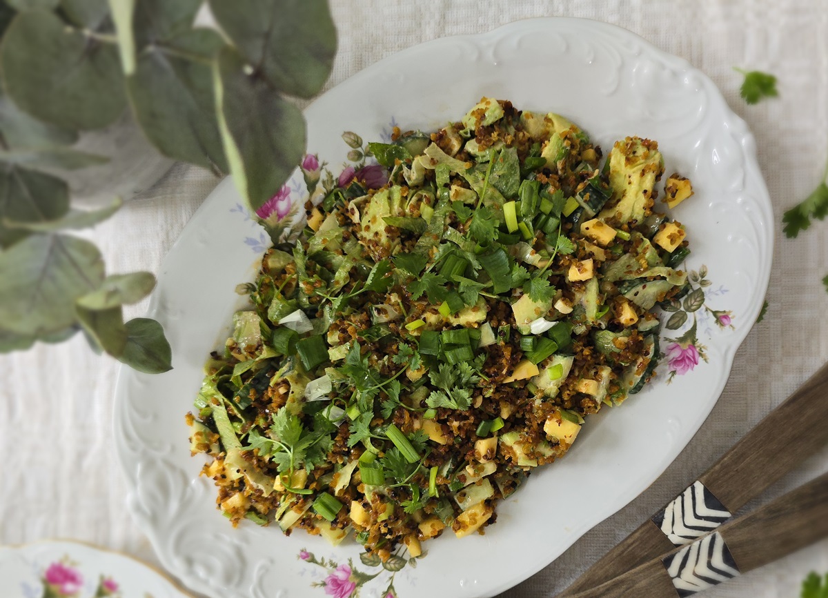 Crispy pea -salaatti hernerouheesta